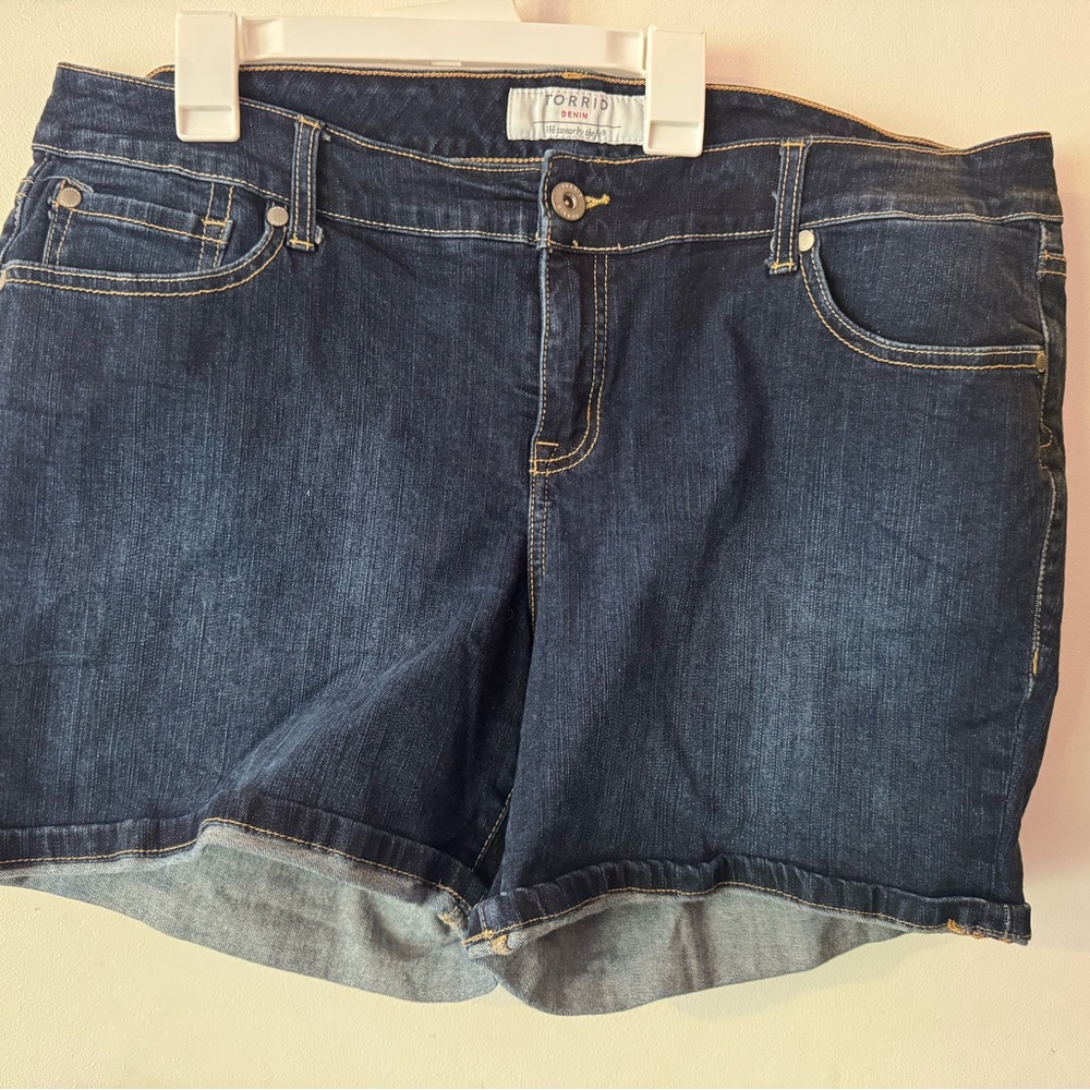 Torrid Denim Shorts 6 in inseam size 18 98% cotton